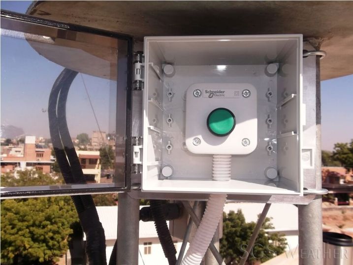 Site cleaning switch for CWET solar stations